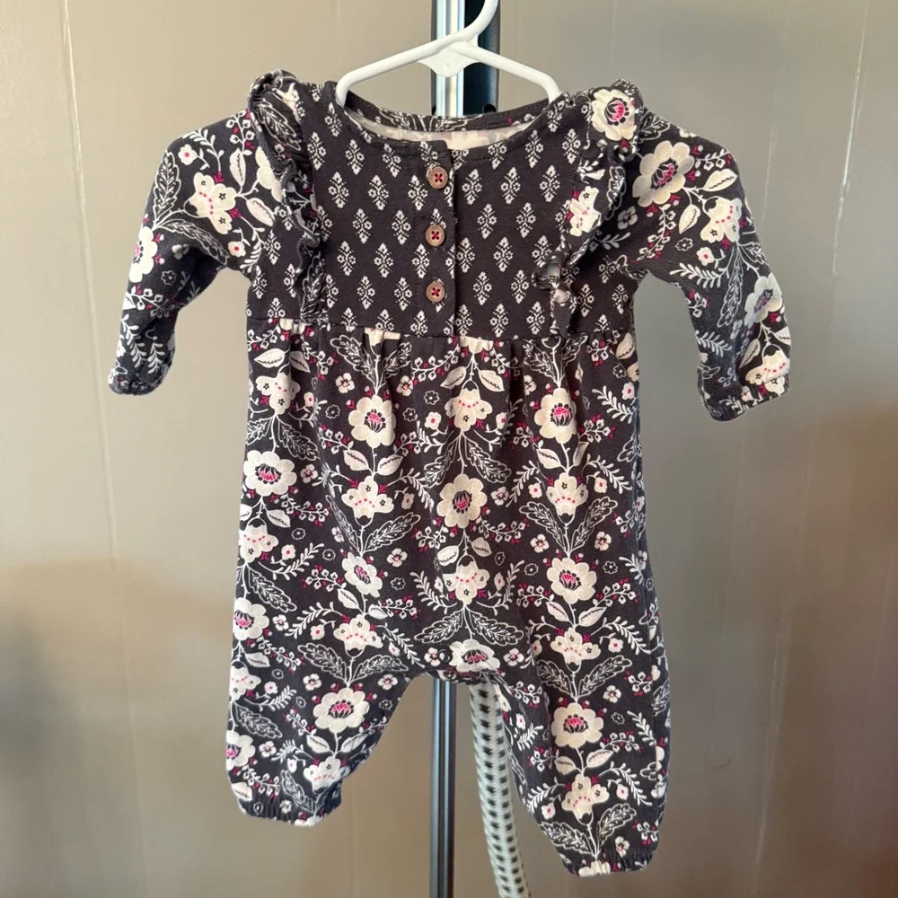 Carter's Baby Girl Bundle 0-3M/3 M 7 pieces. 2 complete sets, 1 romper, &‎ shirt